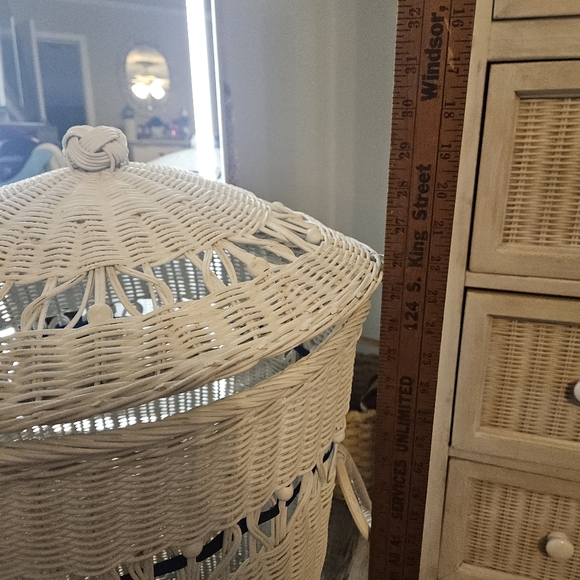 Vintage 80s WICKER LIDDED HAMPER Basket Domed Lid w Knob - Picture 3 of 11